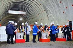 札幌延伸でトンネル貫通式