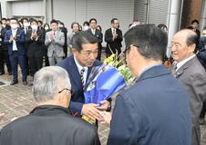 軽部町長初登庁「職員一丸」訴え