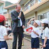 オーストリア・サルム伯爵、ゆかりの青木小で児童らと交流 那須塩原市とリンツ市が姉妹都市提携10周年