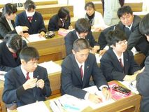 割り付けを練習／県立聾学校