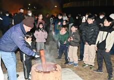 餅つき体験で 住民同士交流