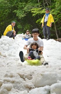 天然雪で「夏の雪あそび」開催 日光 奥鬼怒