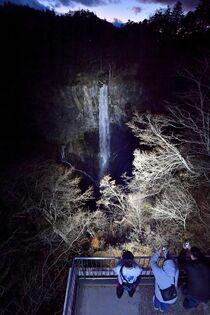 奥日光・華厳の滝でライトアップ
