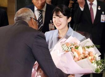 愛子さま、ラオス到着