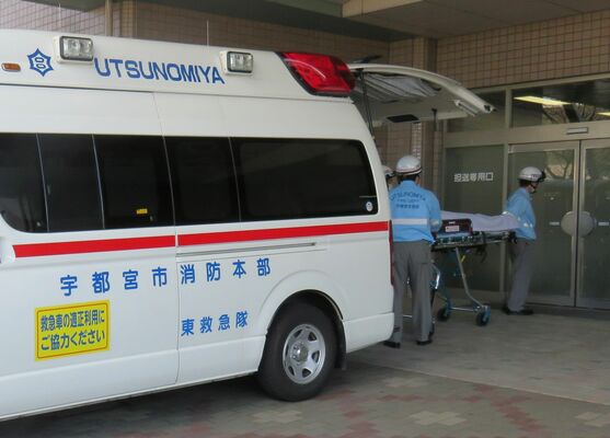済生会宇都宮病院に救急搬送される患者。薬の過剰摂取による搬送は年間100件を超える（同病院提供。写真と本文は関係ありません）