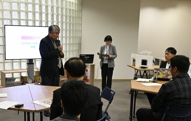 おやまユースセンターへの期待を述べる浅野市長(左)