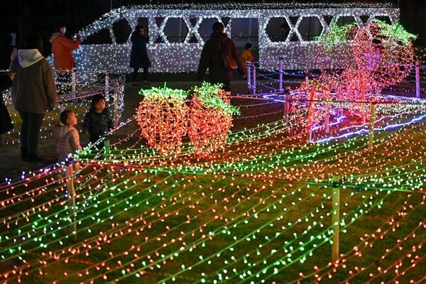 「まちの駅　新・鹿沼宿」で始まったイルミネーション。奥のスペーシアＸは初披露