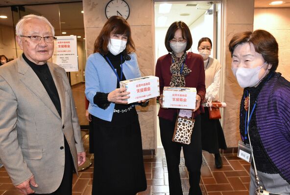能登半島地震の被災地支援のため、募金を呼びかけた笠松さん（左端）ら＝22日午後、県総合文化センター

