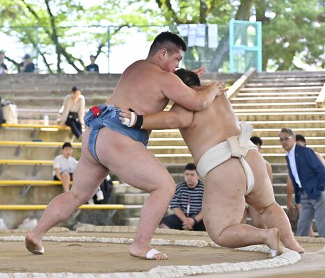 相撲個人無差別級決勝リーグ　黒羽の佐川（左）が矢板の広瀬晟をおしだしで下す＝県総合運動公園相撲場