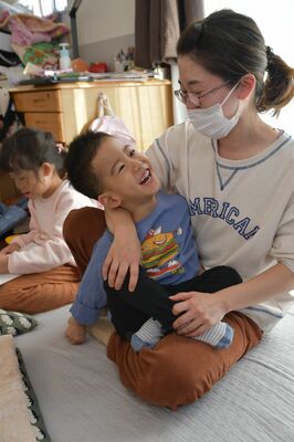蒼太君を抱く宇治野さん。平等な補償を求め声を上げている＝11月中旬、栃木市片柳町４丁目