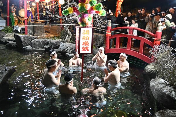 厳寒の中で水行を行う男性ら