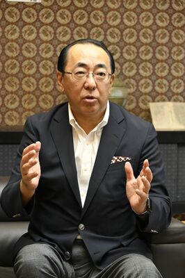 店舗の相談機能強化などの考えを説明する清水頭取＝７月中旬、宇都宮市