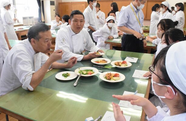 那須拓陽高の生徒がこしらえた料理を試食する八芳園の黒田、新田の両シェフ