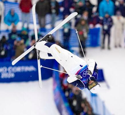 　ミラノ・コルティナ冬季五輪フリースタイルスキー男子モーグルの決勝２回目で第２エアを決める堀島行真。銅メダルを獲得した＝１２日、イタリア・リビーニョ（共同）
