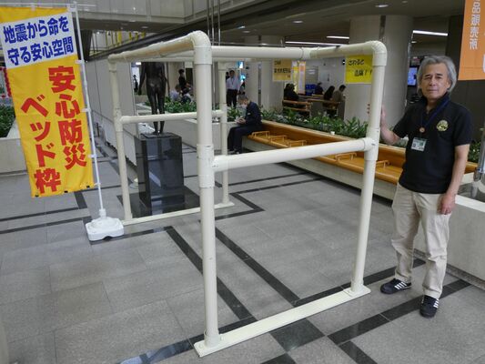 市民ホールで展示している防災ベッドの鉄製フレーム