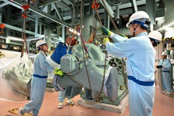 報道陣に公開された玄海原発1号機の「原子炉補機冷却水ポンプ」の解体作業=17日午後、佐賀県玄海町(代表撮影)