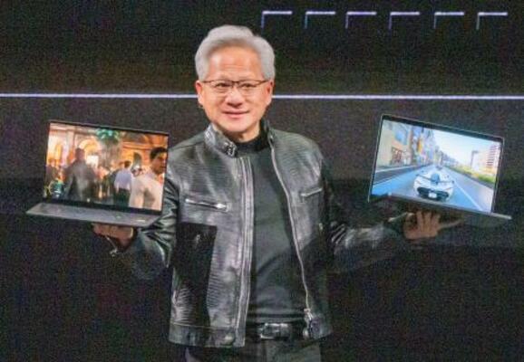 新製品の説明をする米エヌビディアのジェンスン・フアンCEO=1日、台北市(共同)