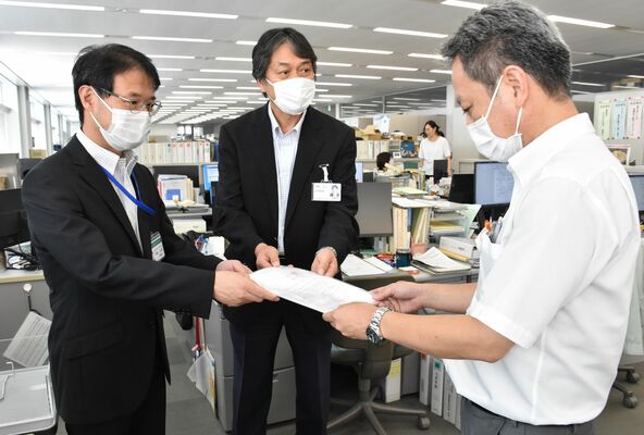 県に財政支援の要望書を提出する自治医大付属病院と獨協医大病院の担当者（左２人）＝10日午後、県庁