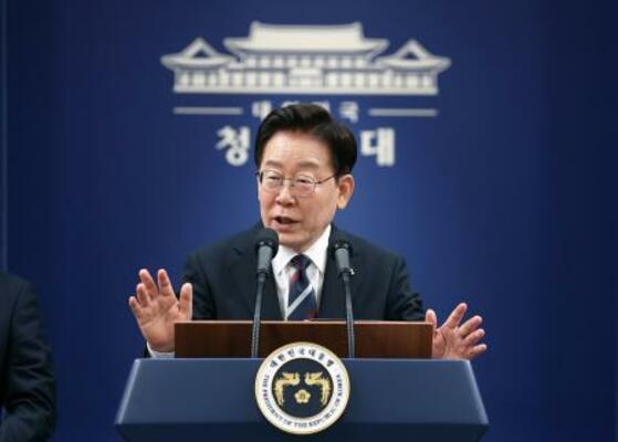 19日、ソウルの大統領府で記者会見する韓国の李在明大統領(聯合=共同)