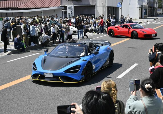 パレードに出発するスーパーカー