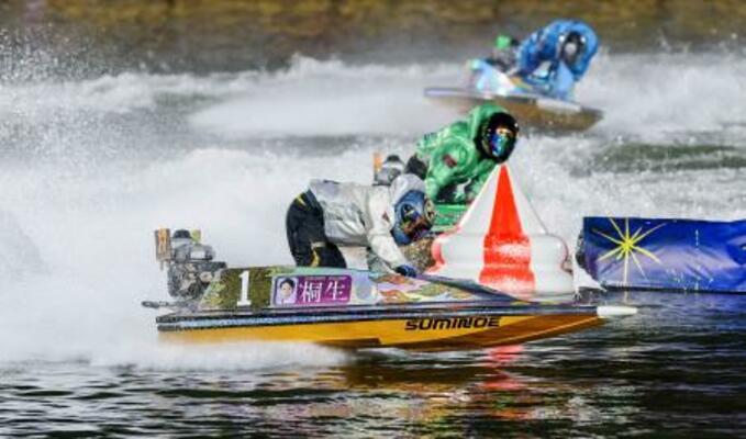 第40回グランプリ優勝戦の1周目2マークを先頭で回る桐生順平(1)=ボートレース住之江