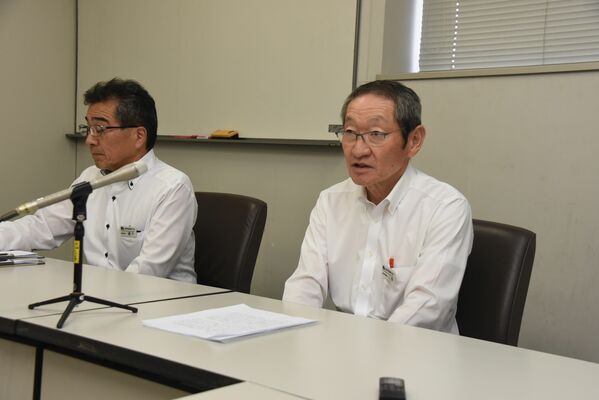 懲戒処分について記者会見する真岡鉄道の上野専務（右）ら＝24日午後、真岡市台町