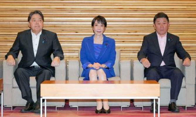 　閣議に臨む（左から）林総務相、高市首相、茂木外相＝１２日午前、首相官邸