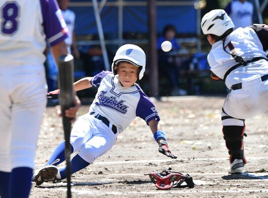 １回、藤岡学童の関根慧がランニング本塁打で生還する＝清原南