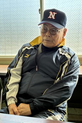 佐野日大の甲子園での活躍に期待を寄せる中村順司氏＝佐野日大高野球場