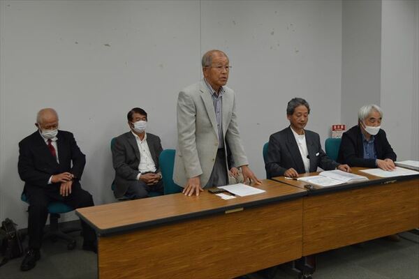 東京高裁の判決後、記者会見を開いた原告団＝24日午後、県庁記者クラブ