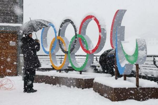 　イタリア・コルティナダンペッツォ市内に掲げられた五輪とパラリンピックのモニュメント＝１月（共同）