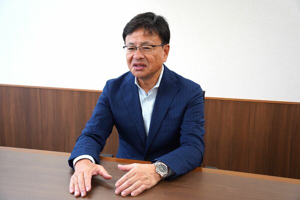 インタビューに応じる東社長＝７月中旬、宇都宮市