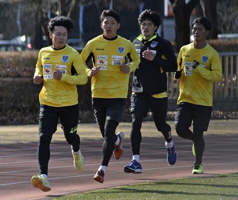 ランニングで汗を流す栃木ＳＣの選手たち＝河内総合運動公園陸上競技場