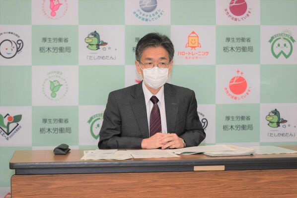 １１月の県内有効求人倍率を発表する藤浪局長＝２７日午前、県庁
