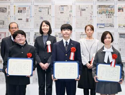「いっしょに読もう!新聞コンクール」の表彰式で記念写真に納まる(前列左から)清武琳さん、服部陽有人さん、篠塚いろはさんら=13日午後、横浜市