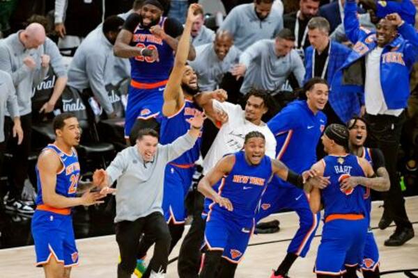 　スパーズとのＮＢＡ決勝第５戦で優勝を決め、喜ぶニックスの選手たち＝テキサス州サンアントニオ（ＡＰ＝共同）