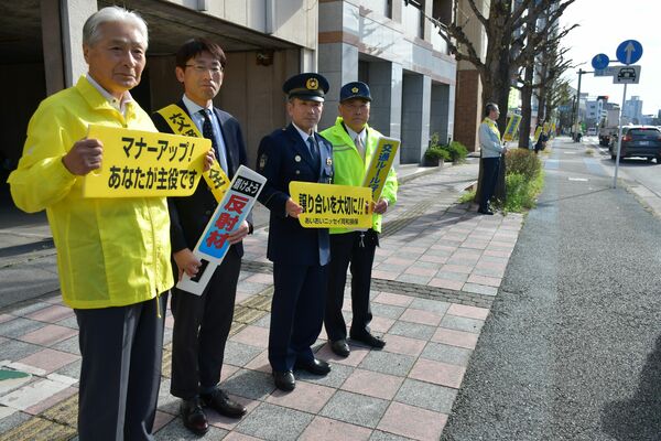 交通安全を呼びかける福田知事（左端）ら＝６日朝、宇都宮市中央１丁目