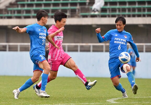 後半ロスタイム、栃木シティＦＣのＦＷ山村（中央）がダメ押しの４点目を奪う＝県グリーンスタジアム