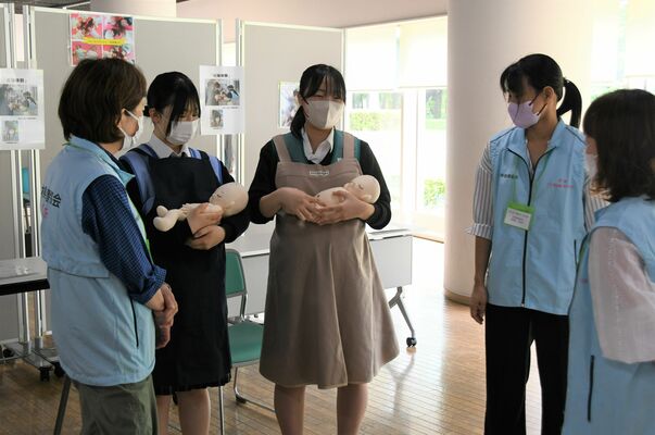 器具を装着し妊婦を疑似体験する参加者＝20日午前、宇都宮市