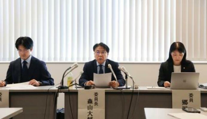 　福岡県田川市長の行為の一部をセクハラと認める調査報告書を市に提出し、記者会見する第三者委員会＝１８日午前、福岡市
