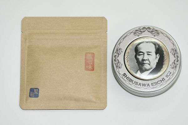藍の葉などを使用した紅茶（右）と七味唐辛子