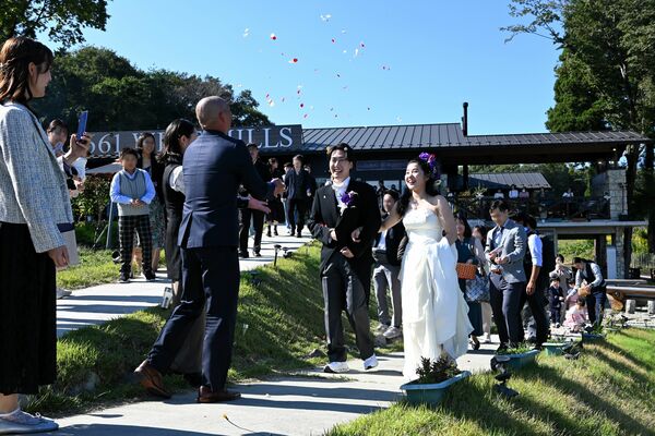 那須661ワインヒルズのプロムナードで祝福のフラワーシャワーを受ける新郎新婦=10月12日、那須町