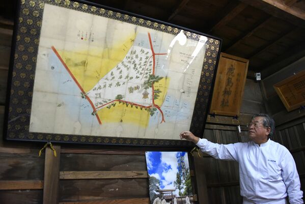 見つかった神社の絵図について説明する豊田宮司