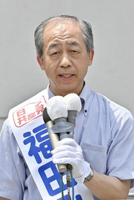 第一声を放つ福田道夫氏＝宇都宮市江野町