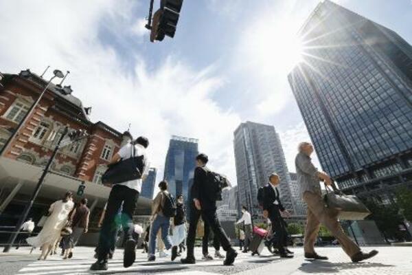 　ＪＲ東京駅前を歩く人たち＝２０２３年