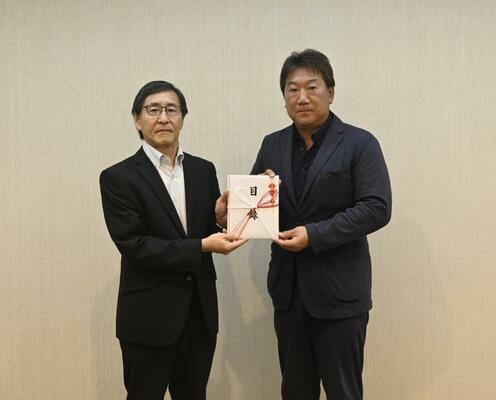 若菜理事長に寄付金の目録を手渡す金沢会長