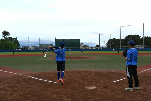 白鴎大野球部員と守備の練習を行う参加者