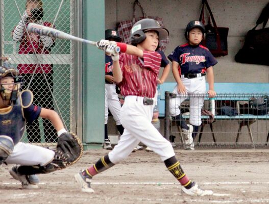 羽川学童（小山）－天明クラブ（佐野）準決勝　羽川学童４回１死二塁、渡辺が右越え２点本塁打を放つ＝芳賀町ひばりが丘公園野球場