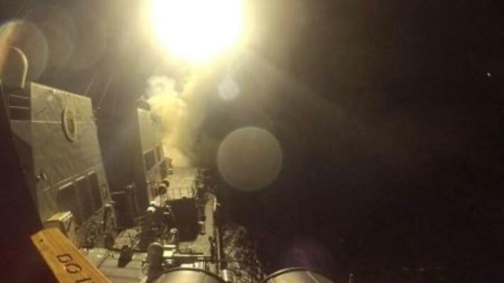 トマホーク巡航ミサイルを発射する米駆逐艦。米中央軍が10日に公表(中央軍提供、ロイター=共同)