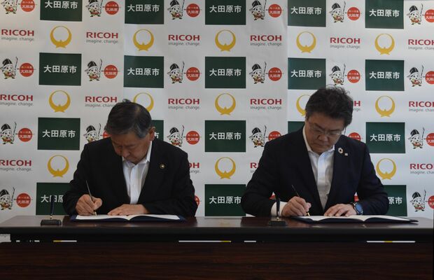 協定書に署名する津久井市長（左）と坂主社長